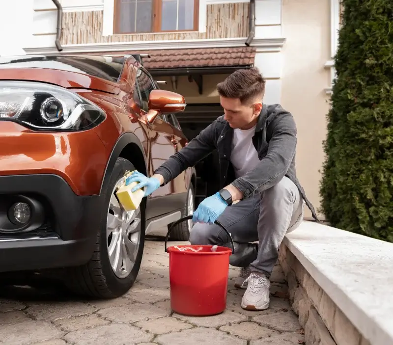 Lavage auto à domicile Gotein-Libarrenx : professionnel intervenant sur un véhicule